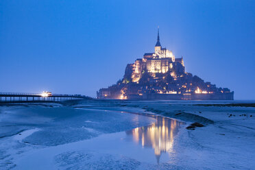 Frankreich, Blick auf den beleuchteten Mont Saint-Michel bei Ebbe und blauer Stunde - FCF01288