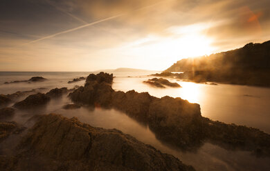 France, Bretagne, Crozon peninsula at sunset - FCF01289