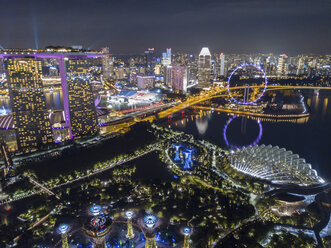 Singapur, Skyline des Central Business District bei Nacht - TOVF00101