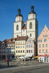 Deutschland, Lutherstadt Wittenberg, Blick auf die Marienkirche am Marktplatz - HWOF00237