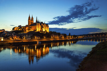 Germany, Meissen, view to lighted Albrechtsburg castle with Elbe River in the foreground - PUF00804