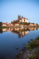 Deutschland, Meißen, Blick auf die Albrechtsburg mit der Elbe im Vordergrund - PUF00805