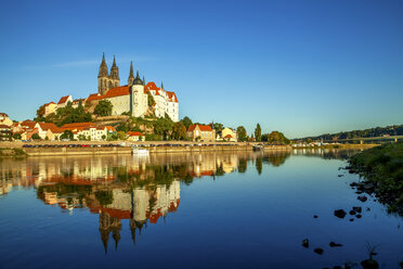 Germany, Meissen, view to lighted Albrechtsburg castle with Elbe River in the foreground - PUF00806