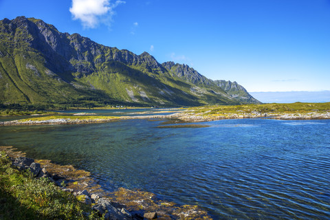 Norwegen, Lofoten, Vestvagoy, Landschaft bei Leknes, lizenzfreies Stockfoto