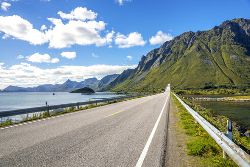 Norwegen, Lofoten, Vestvagoy, Landschaft und Straße bei Leknes - PUF00809