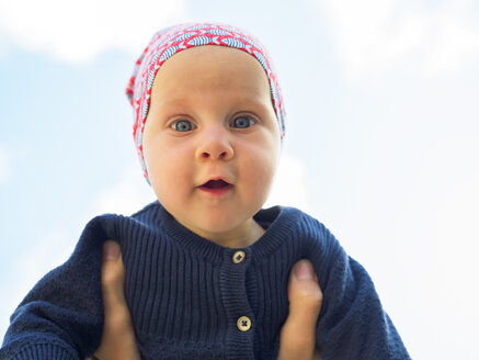 Porträt von erstaunt Baby Mädchen gegen Himmel - LAF01916