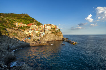 Italien, Ligurien, Cinque Terre, Manarola am Abend - PUF00837