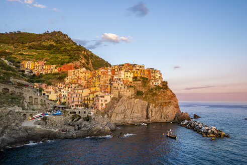 Italien, Ligurien, Cinque Terre, Manarola am Abend - PUF00838