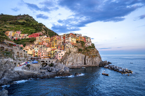 Italien, Ligurien, Cinque Terre, Manarola am Abend - PUF00839