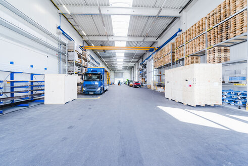 Fabrikhalle mit Lastwagen und Paletten - DIGF02904