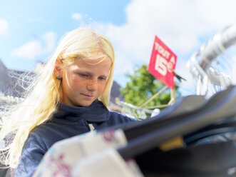 Blondes Mädchen beim Einkaufen von Kleidung - LAF01921