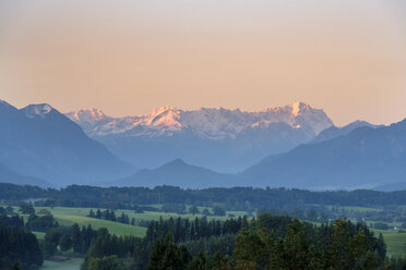 Germany, Bavaria, Upper Bavaria, Pfaffenwinkel, near Murnau, Aidlinger Hoehe, Ester Mountains and Wetterstein with Zugspitze - LBF01691