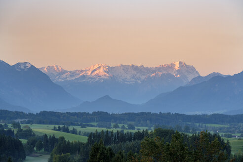 Deutschland, Bayern, Oberbayern, Pfaffenwinkel, bei Murnau, Aidlinger Höhe, Estergebirge und Wetterstein mit Zugspitze - LBF01691