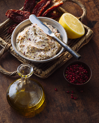 Schüssel mit zusammengesetzter Butter mit getrockneten Tomaten und Oliven, lizenzfreies Stockfoto