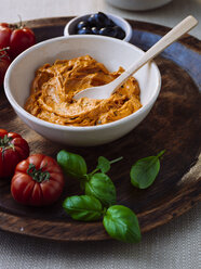 Schüssel mit zusammengesetzter Butter mit Tomaten und Basilikum - PPXF00113