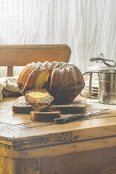 Marmorkuchen auf Holzbrett und altem Küchentisch - ODF01557