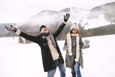 Glückliches Seniorenpaar im Schnee - HAPF02230