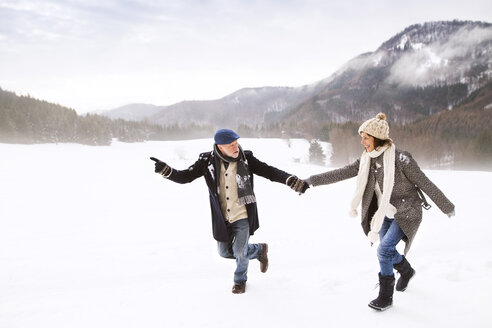 Älteres Paar hat Spaß in verschneiter Landschaft - HAPF02233