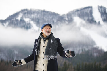 Porträt eines glücklichen älteren Mannes in einer Winterlandschaft - HAPF02243