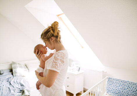 Mutter hält weinendes kleines Baby zu Hause - HAPF02280