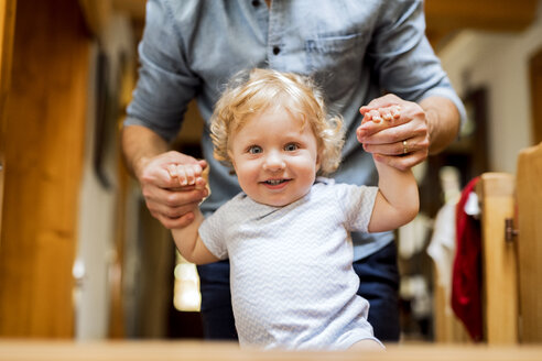 Vater mit kleinem Jungen auf der Treppe zu Hause - HAPF02286