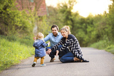 Little boy with parents on field path - HAPF02308