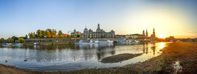 Deutschland, Sachsen, Dresden, Stadtansicht und Elbe bei Sonnenuntergang, Panorama - PUF00840