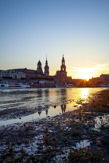 Deutschland, Sachsen, Dresden, Stadtansicht bei Sonnenuntergang, Elbe - PUF00841