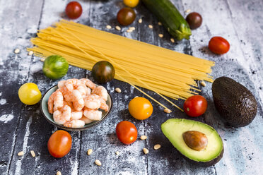 Ingredients for spaghetti with zoodles, guacamole and shrimps - SARF03379