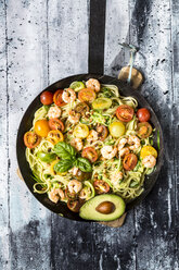 Frying pan of spaghetti with zoodles, guacamole, tomatoes and shrimps - SARF03383