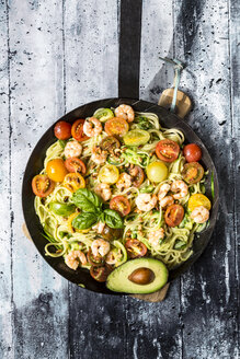 Spaghetti aus der Pfanne mit Zoodles, Guacamole, Tomaten und Garnelen - SARF03383