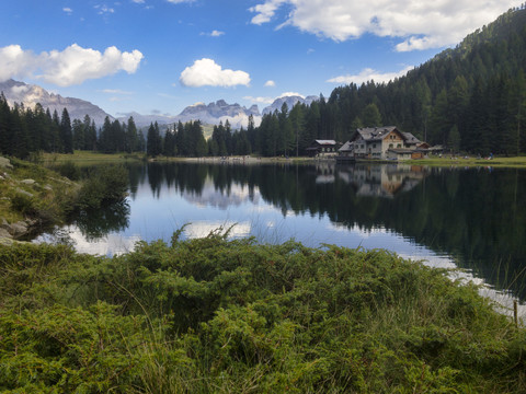 Italien, Trentino, Rendena-Tal, Nambino-See und Brenta-Gebirge, lizenzfreies Stockfoto