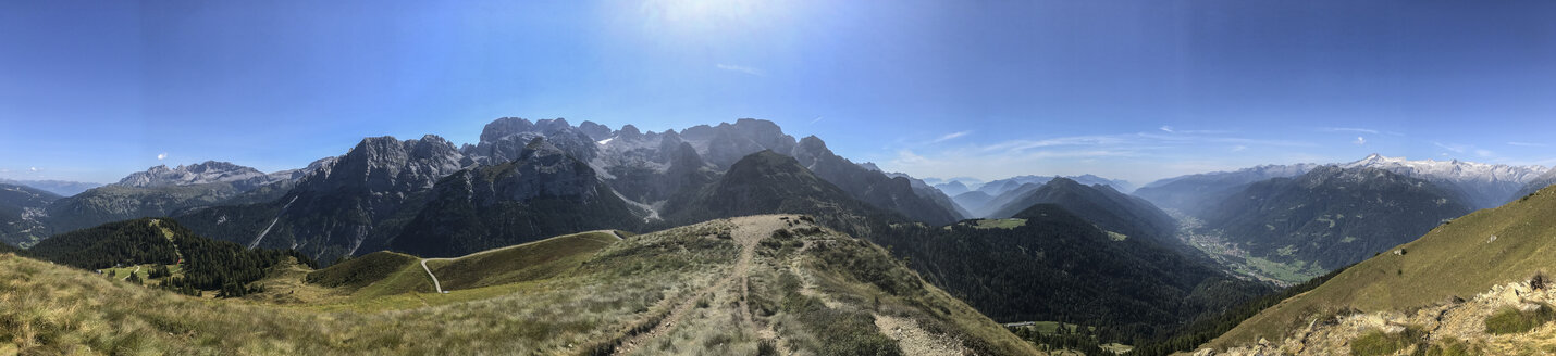 Italien, Trentino, Rendena-Tal, Panoramablick vom Gipfel des Doss del Sabion - LOMF00633