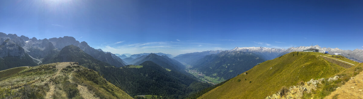 Italien, Trentino, Rendena-Tal, Panoramablick vom Gipfel des Doss del Sabion - LOMF00634