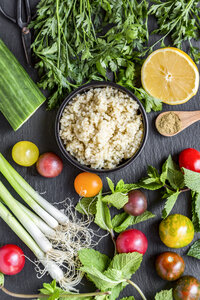 Schüssel mit Bulgur und Zutaten für die Zubereitung von Tabbouleh - SARF03387