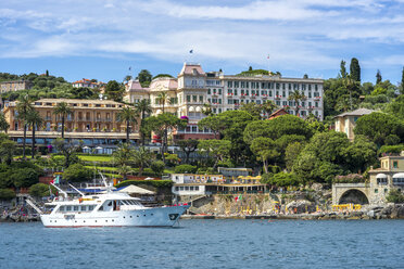 Italien, Ligurien, Golfo del Tigullio, Yacht vor Santa Margherita Ligure - PUF00849