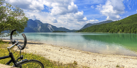 Deutschland, Bayern, Walchensee, Fahrrad im Vordergrund, lizenzfreies Stockfoto