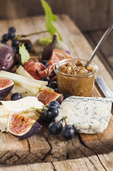 Cheese platter with fruits and fig mustard - SBDF03340