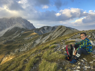 Italien, Abruzzen, Gran Sasso, Wanderer rastet in den Bergen - LOMF00635