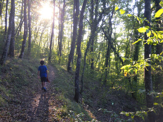 Italy, Umbria, Gubbio, Young hiker in the forest - LOMF00636