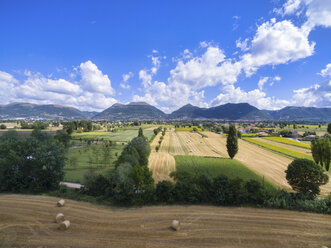 Italien, Umbrien, Gubbio, Felder im Sommer - LOMF00638