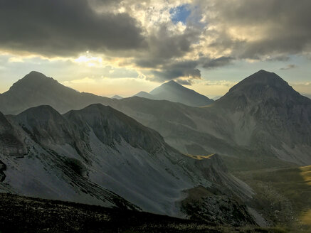 Italien, Abruzzen, Gran Sasso, Sonnenuntergang auf dem Berg Portella - LOMF00641