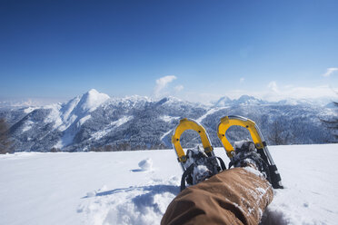 Österreich, Land Salzburg, Altenmarkt-Zauchensee, Mann mit Schneeschuhen im Tiefschnee liegend - HHF05507