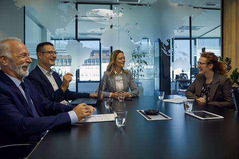 Gruppe von glücklichen Geschäftsleuten bei einem Treffen, lizenzfreies Stockfoto