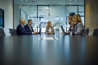 Gruppe von Geschäftsleuten bei einer Besprechung - ZEDF00902