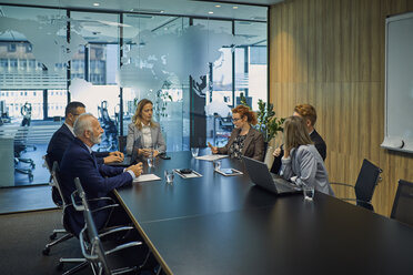 Gruppe von Geschäftsleuten bei einer Besprechung - ZEDF00903