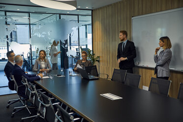 Gruppe von Geschäftsleuten bei einer Besprechung - ZEDF00914