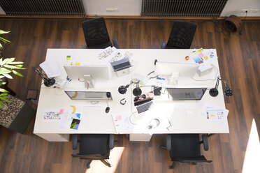 Desks with PCs in bright and modern open space office - FKF02624