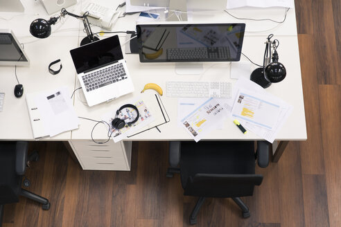 Schreibtische mit PCs in einem hellen und modernen Großraumbüro - FKF02636