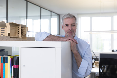 Erfolgreicher Geschäftsmann in seinem Büro, zuversichtlich wirkend, lizenzfreies Stockfoto